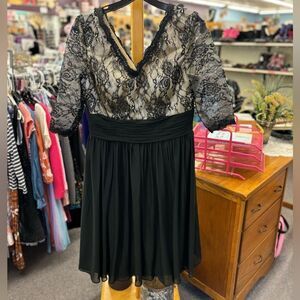 JJ's House Ladies Lg/XL Short Black Lace Formal Dress